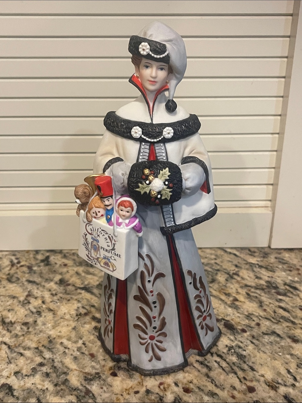 Vintage Avon 1999 Mrs. Albee President's Club Award Porcelain Figurine #592